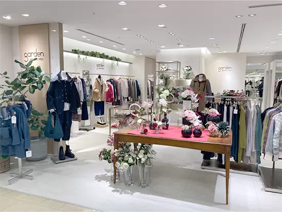 お客様のライフスタイルを提案します。店舗内では植栽も販売◎