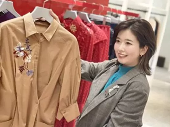 多くの人の手を経て生み出された商品は、ファッションアドバイザーが心を込めてお客様にお届けします。