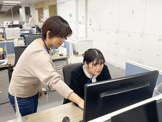 未経験の方にはイチから丁寧に指導。仕事中も、質問すれば丁寧に教えてくれる社員ばかりです！