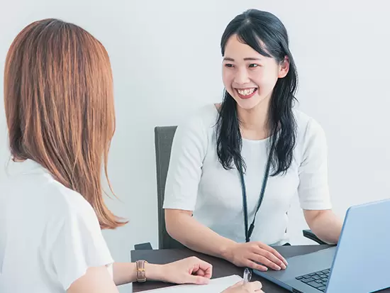 残業はほぼなく基本的に定時退社。お仕事もプライベートも充実する当社で新たなキャリアを描きませんか？