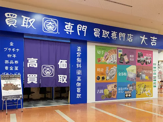 当社が運営する店舗はショッピングモールの中にあるので、仕事の前後で買い物もできて便利です◎