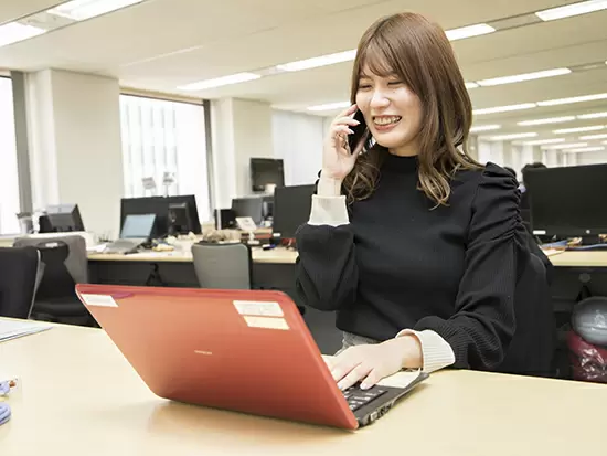 オフィスはフリーアドレス制を採用！チャットやビデオ会議ツールを活用しながら効率的に仕事ができます♪