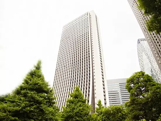 勤務先の損保ジャパン本社ビル。新宿駅から雨に濡れずにアクセス可能です！