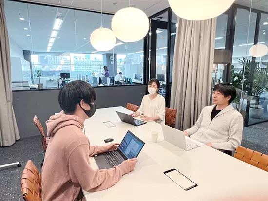 コアタイム制度を導入しており、自分の予定などに合わせて働く時間を調整することが可能です◎