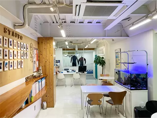 現在、大阪でマリンスポーツの専門ショップ「サップマン」を複数店舗運営しています。