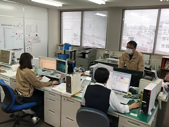 各工事現場からのさまざまな情報をオフィスで管理・監督。社員の中途入社率は90%、平均年齢30歳代です。