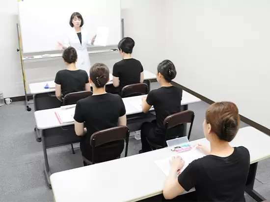 未経験・正社員デビューも歓迎！直営スクールでプロの知識と技術が身に付けられます。
