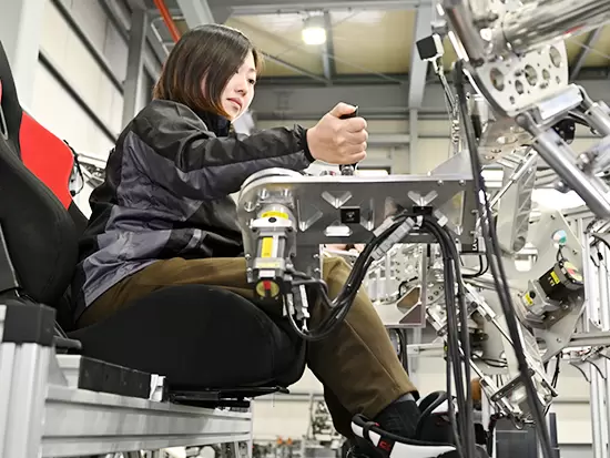 電気、制御、機械…各エンジニアが連携しながら、研究開発を進めています