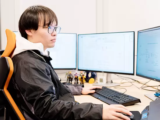 トリプルディスプレイなど、研究開発が進めやすい環境を整えています