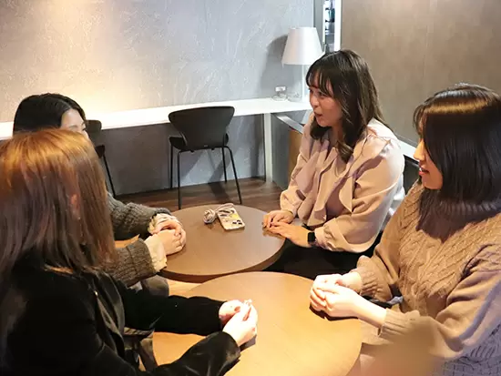 休み時間は先輩後輩関係なく、カフェルームでお喋りをする事も！メンバーみんな仲が良く働きやすい！