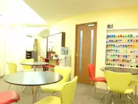 明るく開放的な雰囲気の店舗