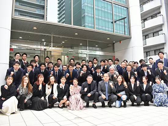 社員全員で写真を撮ったり、旅行に行ったりととても仲がめっちゃいいです♪弊社の仲間になりませんか？？