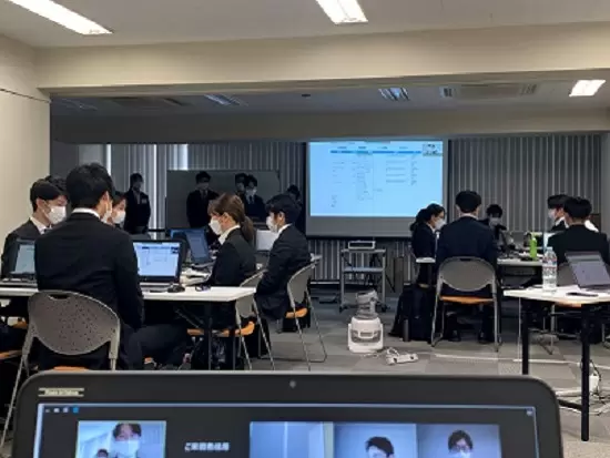 講義中には質問が来ることもしばしば。皆さん真剣に取り組んでくれるのでやりがいも格別！
