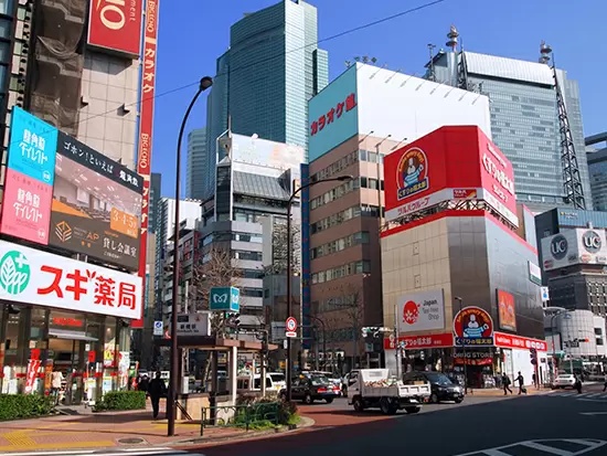 新橋駅の銀座口から徒歩4分の好立地♪ランチにショッピングも楽しめます♪