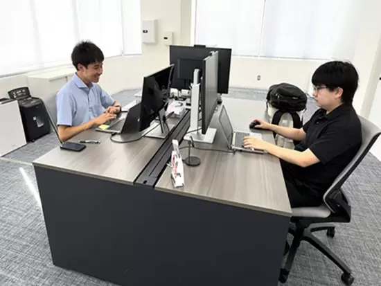 社内は落ち着いた雰囲気で集中して業務に取り組む事ができます。