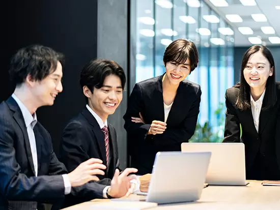 社内での業務は皆で和気あいあい。でもね、お喋りから生まれるアイデアも沢山あるんですよ！