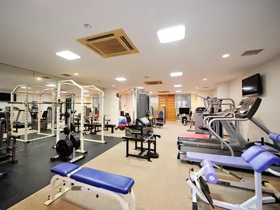 社員寮にはジムも完備！冷蔵庫、エアコン、ランドリー、共同キッチンなど嬉しい設備満載です♪