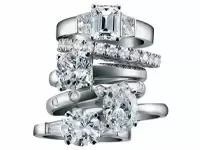 エンゲージリングはAsprey225年の時の輝きです。