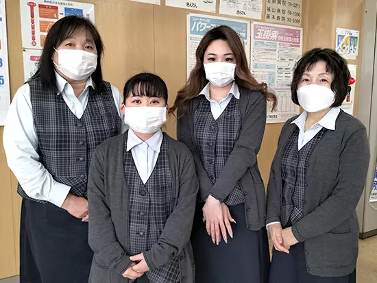 事務と経理(右)の皆さんです。静かで落ち着いた職場だと思いますよ