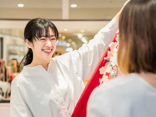 振袖にも流行の色見や柄が。トレンドを抑えるのもポイントです。