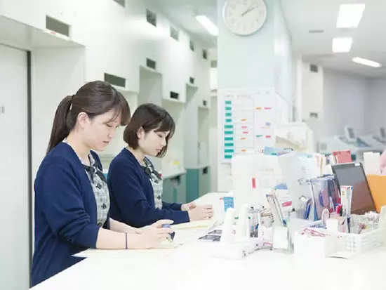 【医療事務】【メディカルクラーク】ともに、スタッフ間でしっかり連携を取りながら業務を進めています。