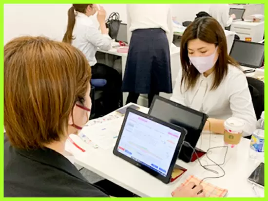 実際の研修の様子です。同期で支え合いながら１つずつ学んでいきます。