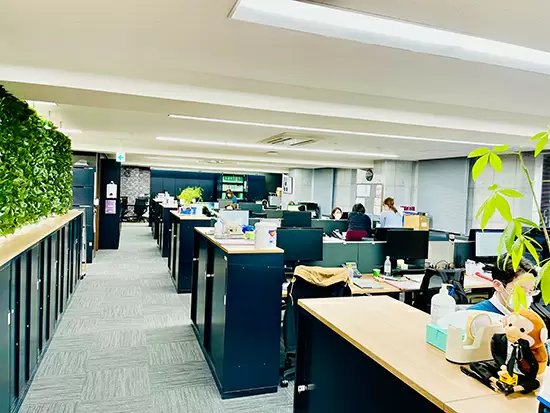 フレックスタイムを導入し、緑を基調とした清潔感のある大阪本社のオフィスで働いています♪