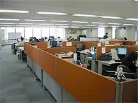 オフィスは広く明るい空間です。