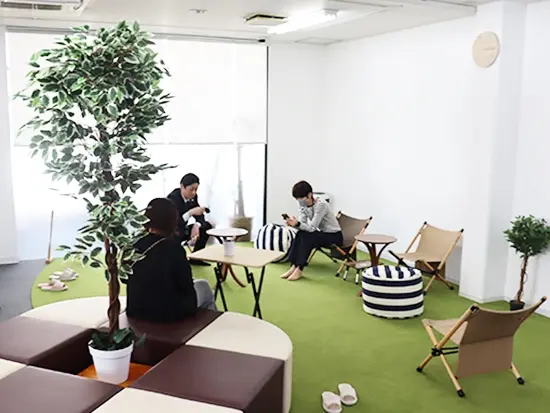本社にある「Jiラボ」。様々な用途で利用できるこの空間は、若手社員の発案から誕生しました！