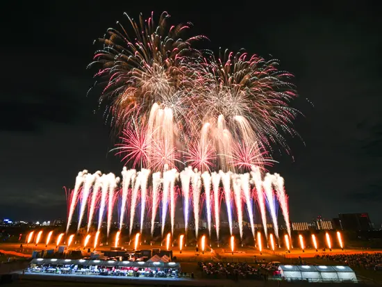 最先端技術による最高峰の花火ショーを実現しています。