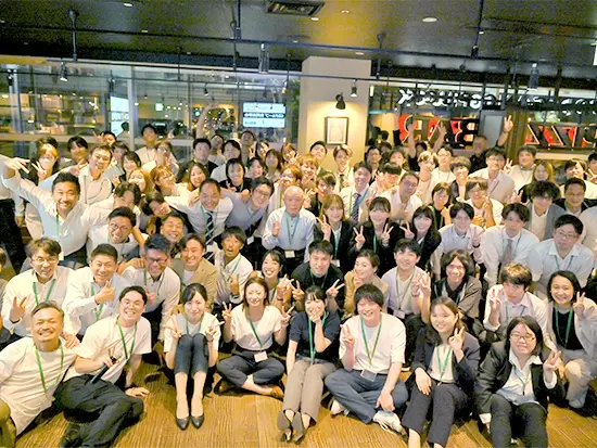 毎年開催される忘年会！グループ会社も含めた全員の親睦を深める機会になっています。