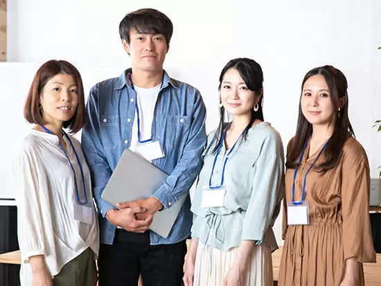 幅広い年齢層のスタッフが活躍中。あなたのチャレンジをお待ちしています。