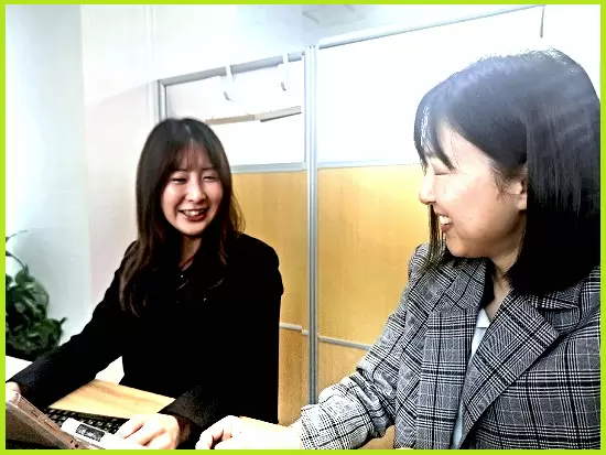 ★ご提案に向け、先輩からレクチャーを受けています。万全な準備はお客さま先での笑顔を生みます。