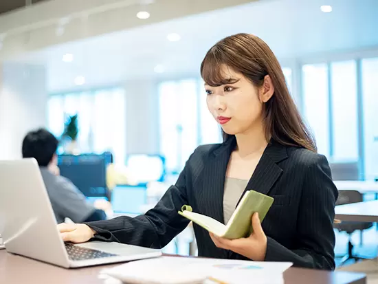 月給24万円～30万円＋賞与年2回など、しっかり稼げる高い給与水準も自慢です。