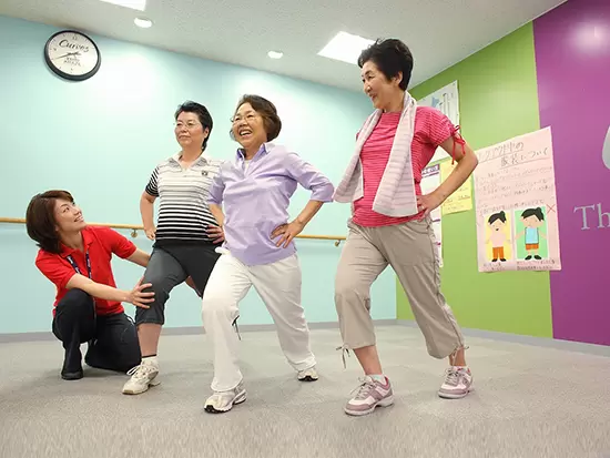 明るいけれど、体育会系とは少し違う雰囲気の職場。50～70代のお客様を中心に、皆で爽やかな汗を流します！