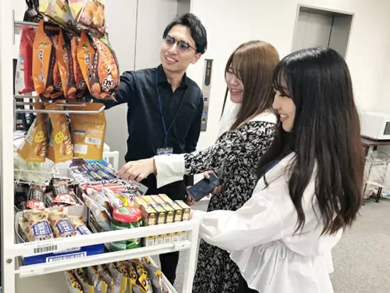 こちらが人気のコンビニコーナー。外で買うより気軽におやつタイムを楽しめるので評判です。