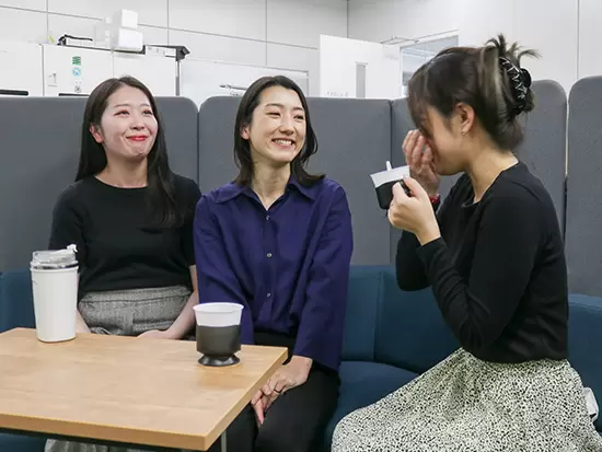 コミニュケーションが活発な社内です。わからないこと があれば気軽に相談してください！