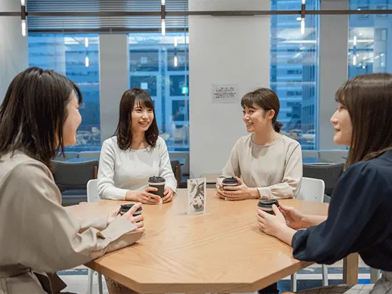 “堅い”イメージを持たれがちですが、コミュニケーションを取る機会が多く、風通しの良い社風です♪