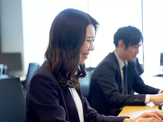 経歴や知識は不要！入社後に実践的なOJT研修で基礎から学ぶことができます。