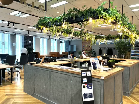 オフィスビルが立ち並ぶ永田町。周辺ではランチやショッピングも楽しめます。