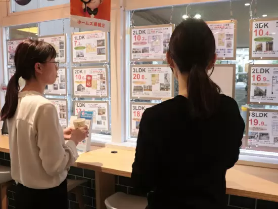 コーヒーやお茶などを無料で飲むことができ、仕事の間でもリラックスした時間を過ごすこともできます♪