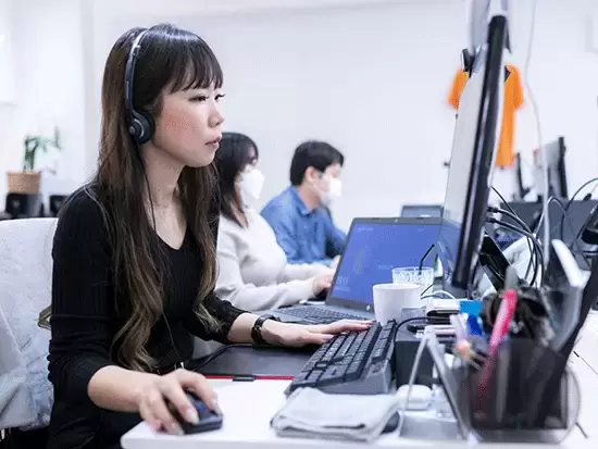 電話やチャットで、システム導入時・導入後のサポートを行う仕事です。