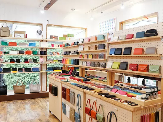 自由が丘駅より徒歩3分の本店では、商品の制作も行っています。