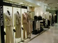 白と黒を基調とした店内が印象的。