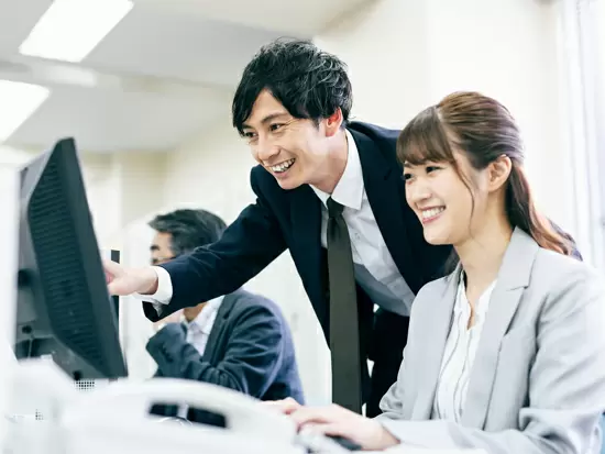 役職・部署の垣根がなく、居心地の良いオフィスです。