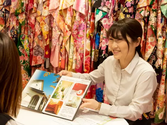 振袖にも流行の色見や柄が。トレンドを抑えるのもポイントです。