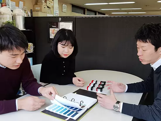 会議中。キャンペーングッズやオリジナル商品の企画なども行っています。
