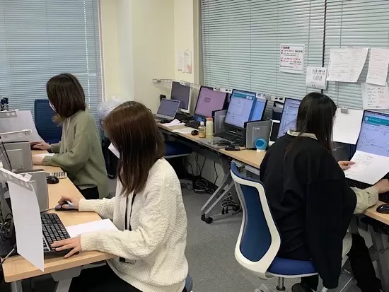 年間休日120日以上、基本定時退社など社員の働きやすさも大切にしています。