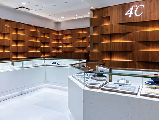 全国に120店舗以上を展開する「４℃」ブランド。絶大な人気と知名度を誇ります。