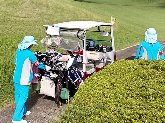 実働5~6時間程度で残業は基本なし！家庭と両立しているママさんキャディも多数活躍中です。